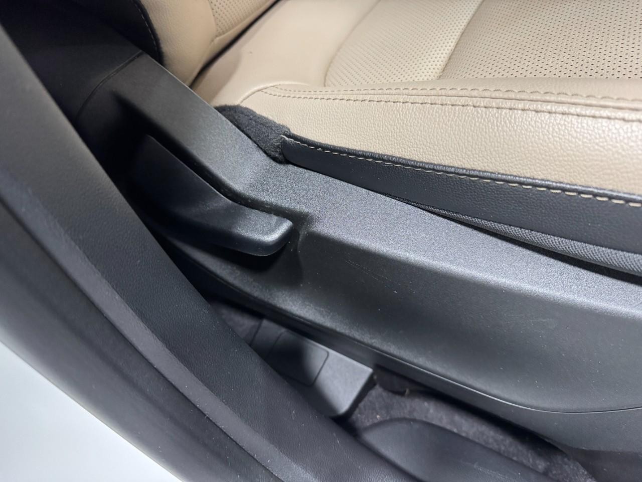 Ford Escape Vehicle Full-screen Gallery Image 20