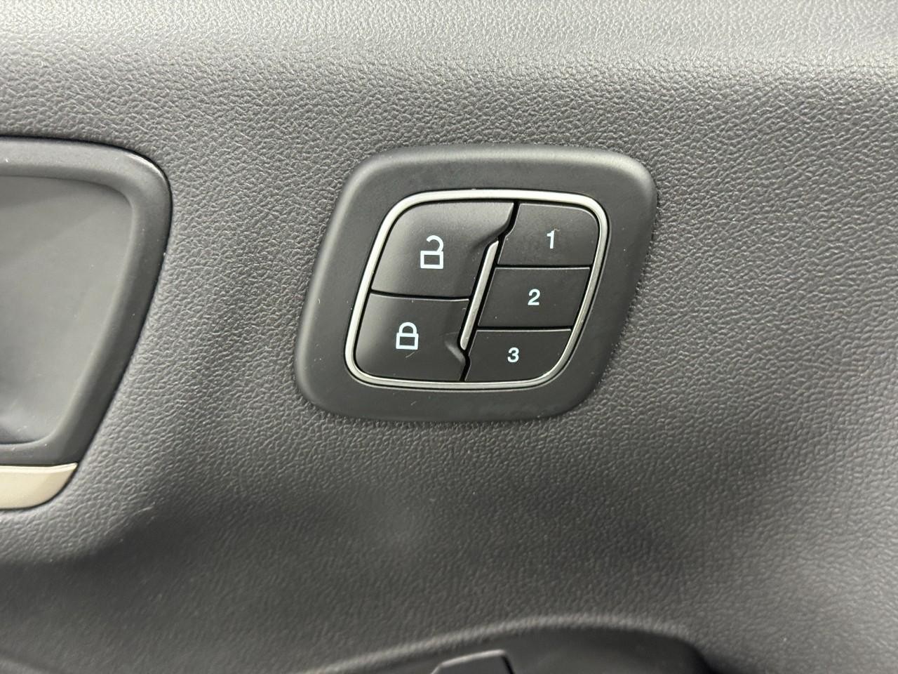 Ford Escape Vehicle Full-screen Gallery Image 23