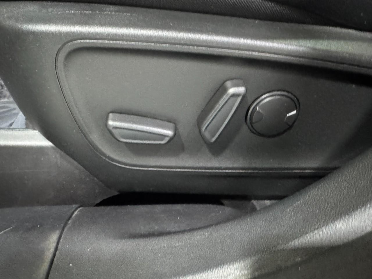 Ford Escape Vehicle Full-screen Gallery Image 27