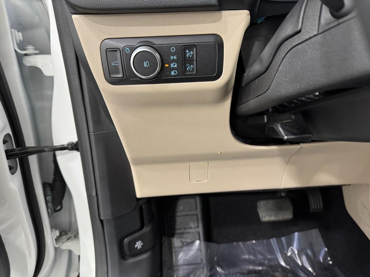 Ford Escape Vehicle Full-screen Gallery Image 28