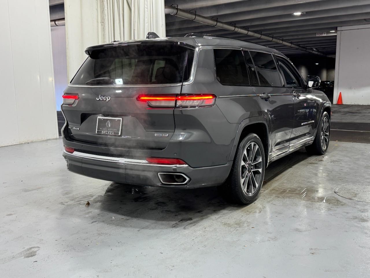 Jeep Grand Cherokee L Vehicle Full-screen Gallery Image 4