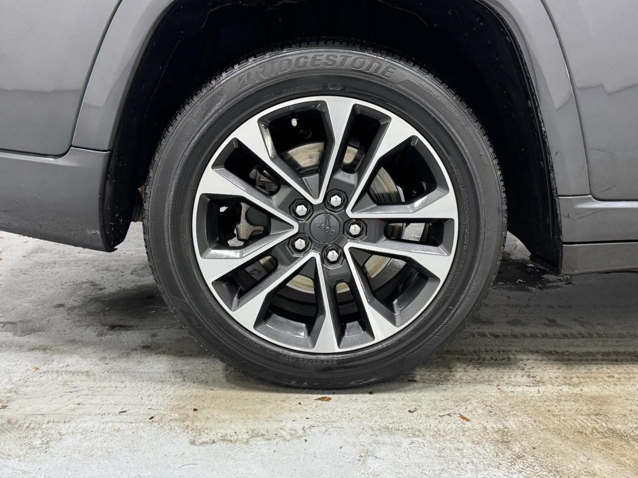 Jeep Grand Cherokee L Vehicle Full-screen Gallery Image 5