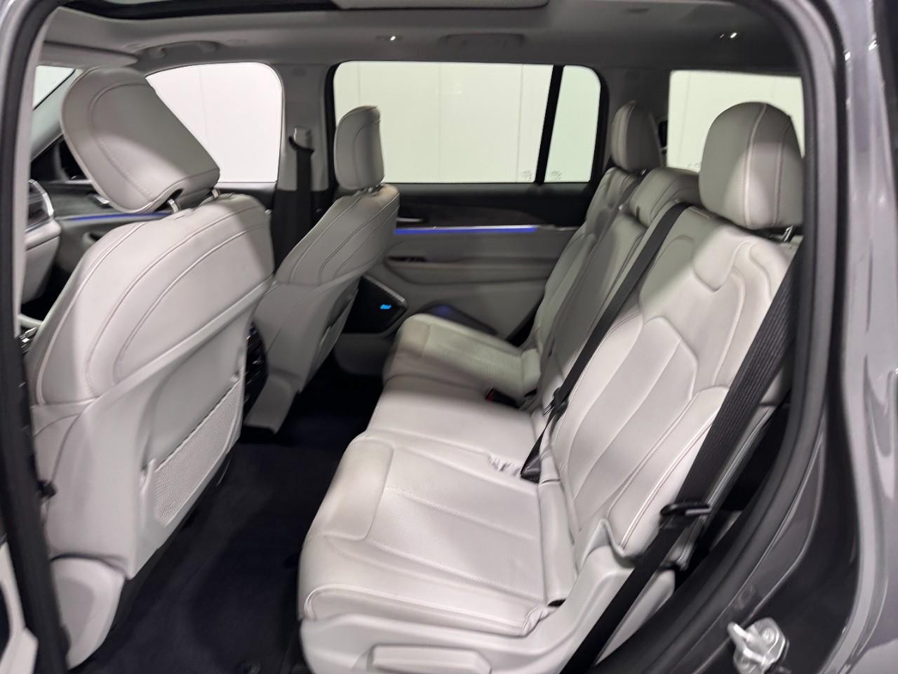 Jeep Grand Cherokee L Vehicle Full-screen Gallery Image 8