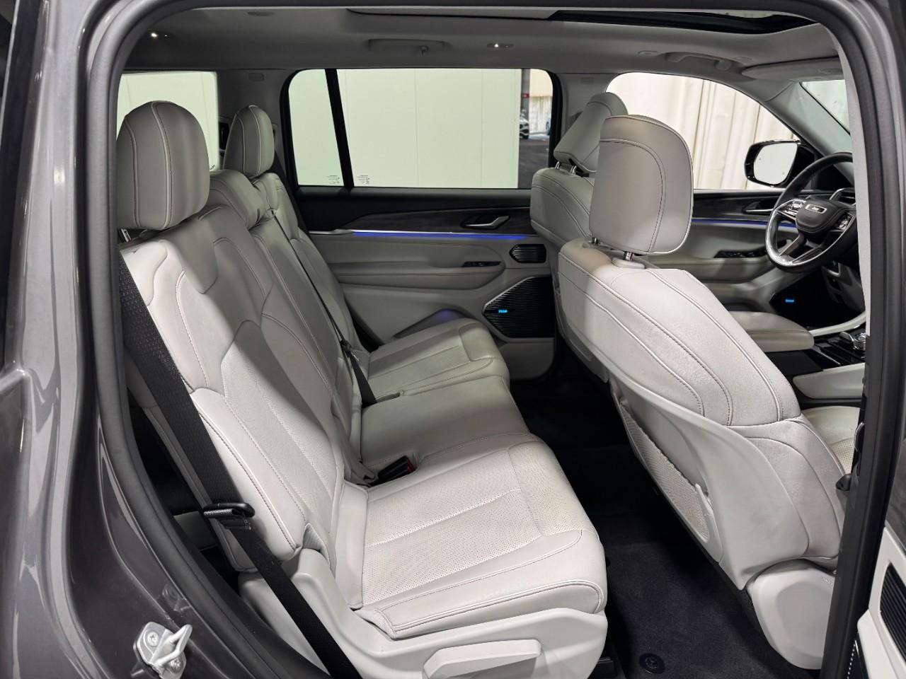 Jeep Grand Cherokee L Vehicle Full-screen Gallery Image 10