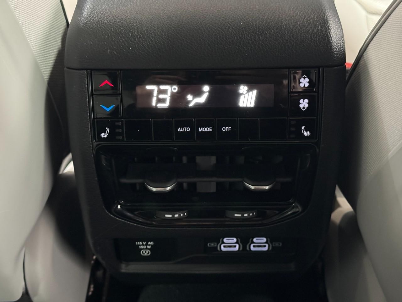 Jeep Grand Cherokee L Vehicle Full-screen Gallery Image 11