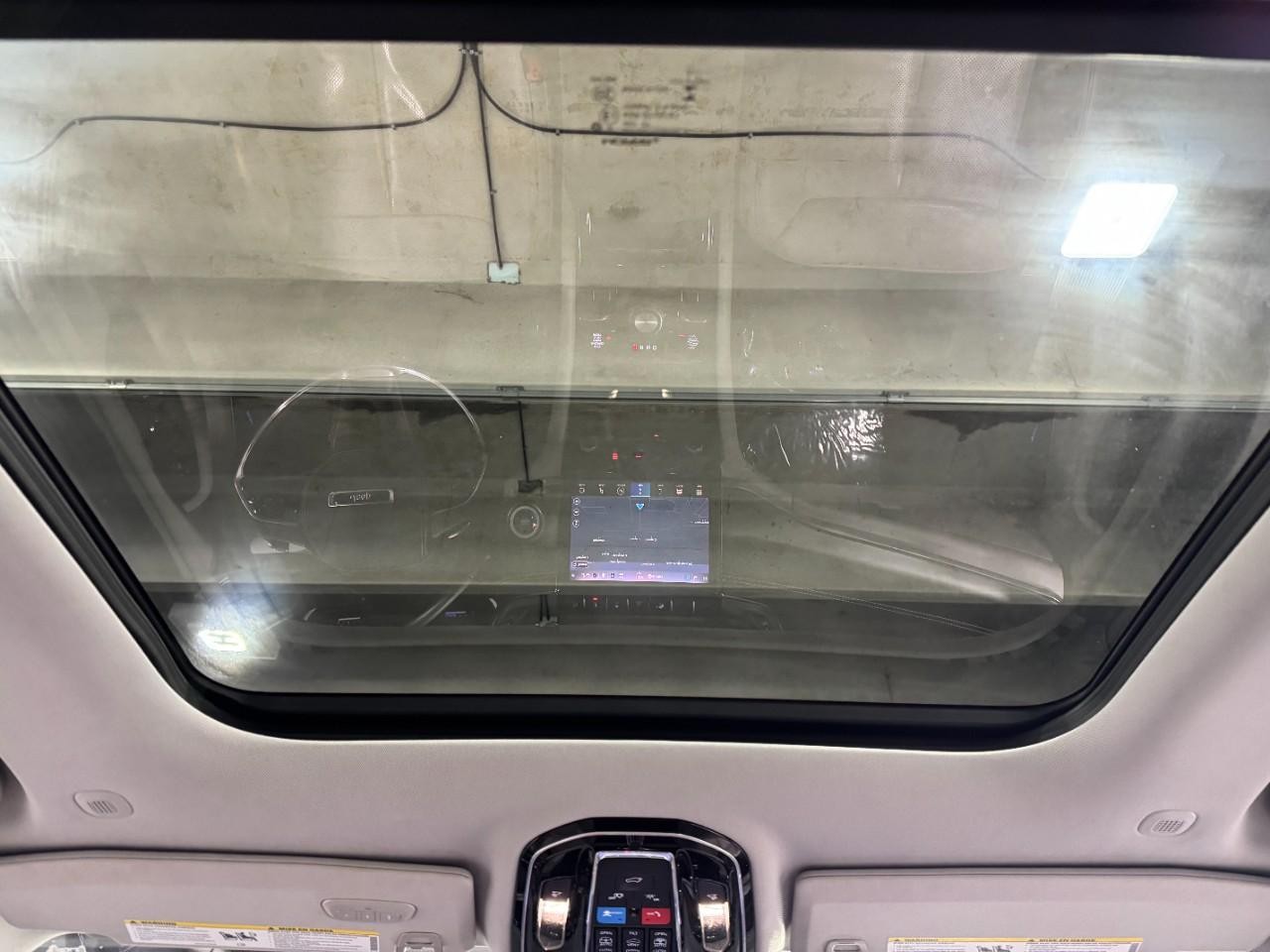 Jeep Grand Cherokee L Vehicle Full-screen Gallery Image 12