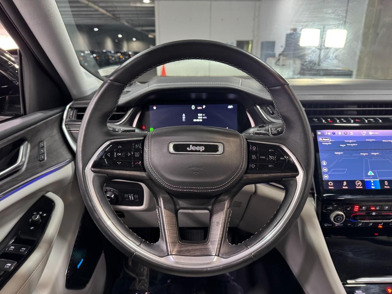 Jeep Grand Cherokee L Vehicle Full-screen Gallery Image 14