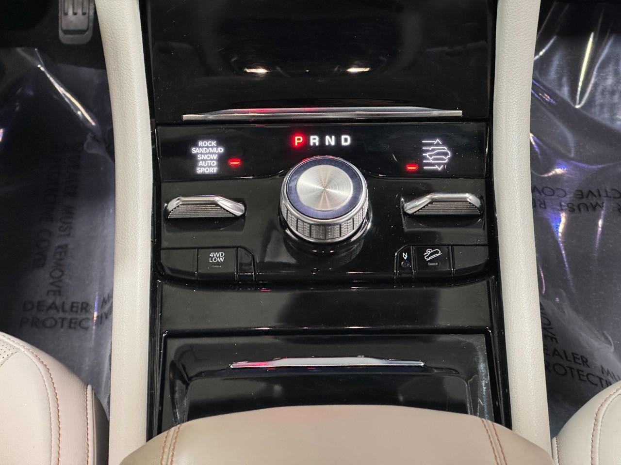 Jeep Grand Cherokee L Vehicle Full-screen Gallery Image 16