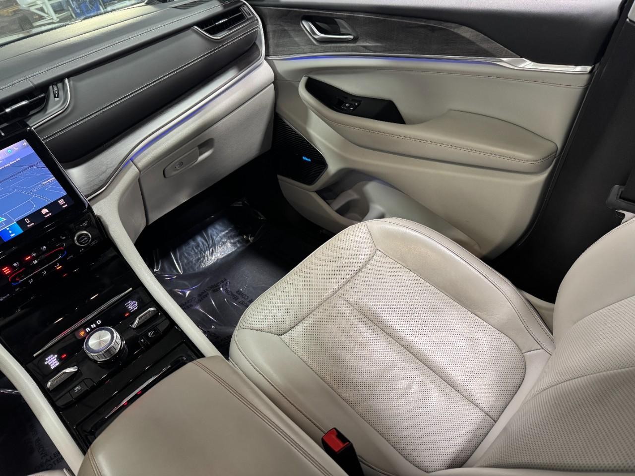 Jeep Grand Cherokee L Vehicle Full-screen Gallery Image 17