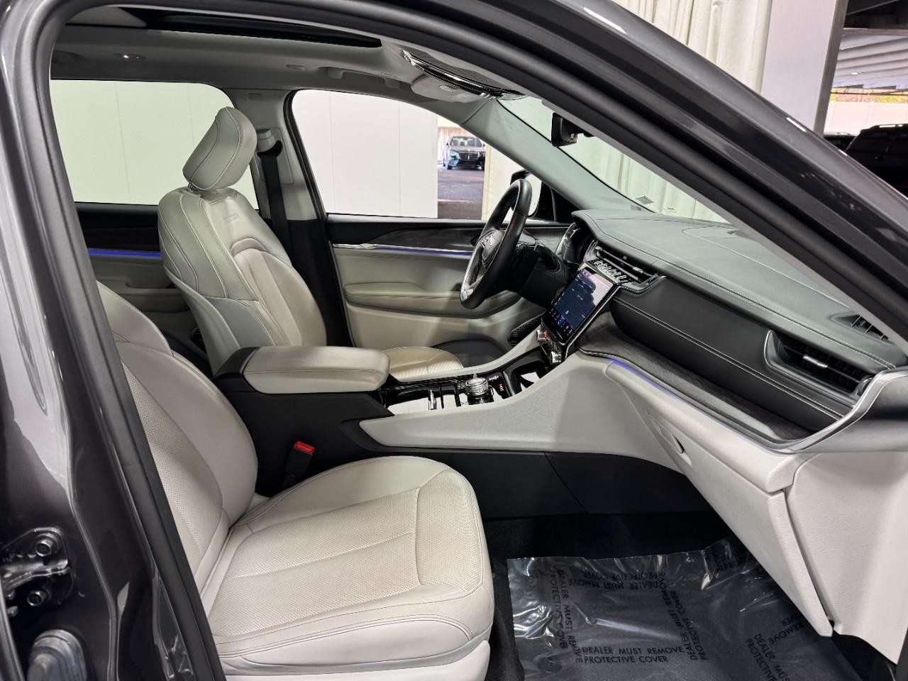 Jeep Grand Cherokee L Vehicle Full-screen Gallery Image 18