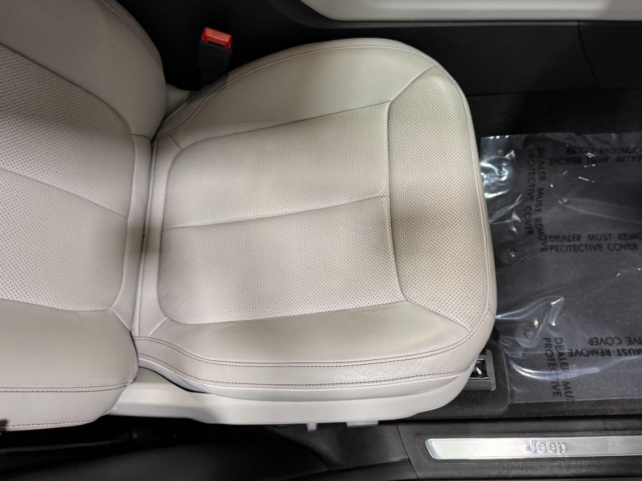 Jeep Grand Cherokee L Vehicle Full-screen Gallery Image 19