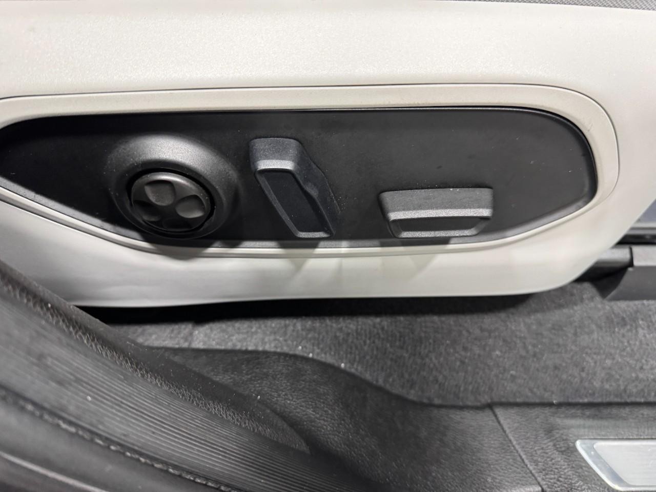 Jeep Grand Cherokee L Vehicle Full-screen Gallery Image 20