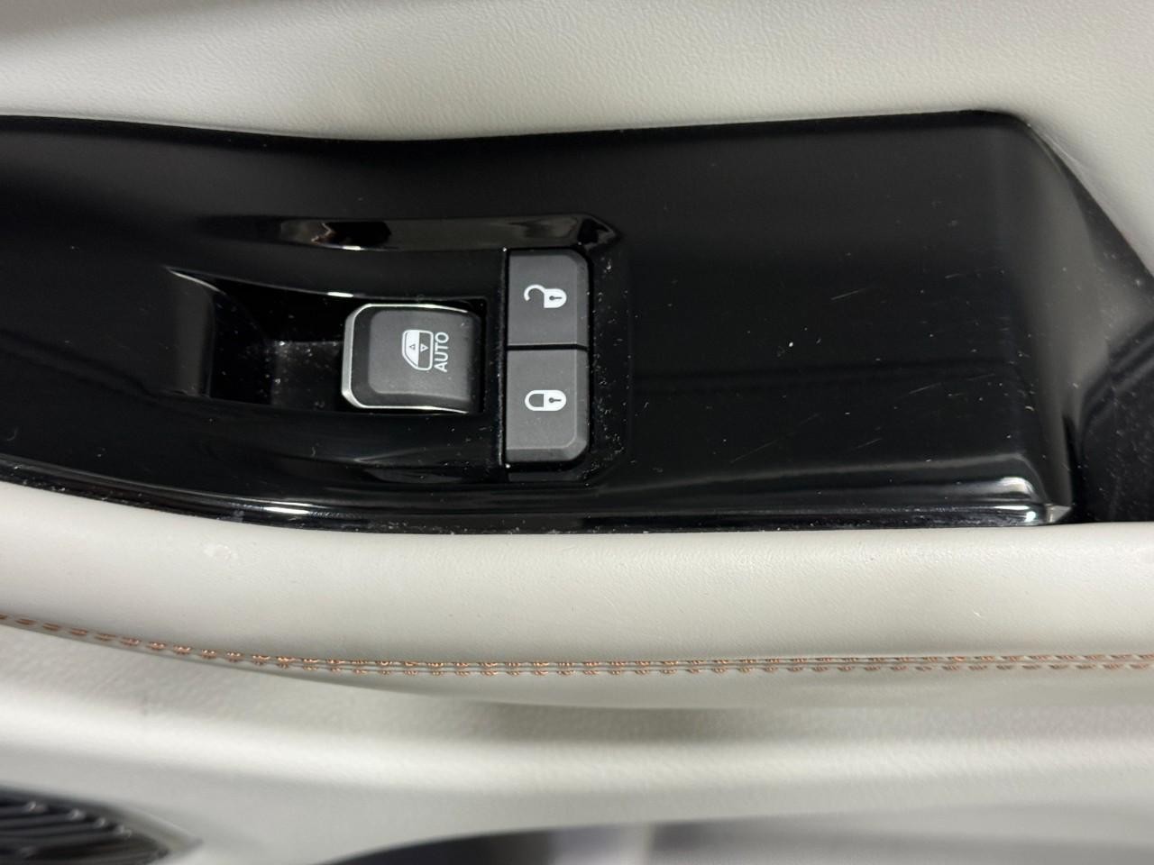 Jeep Grand Cherokee L Vehicle Full-screen Gallery Image 21