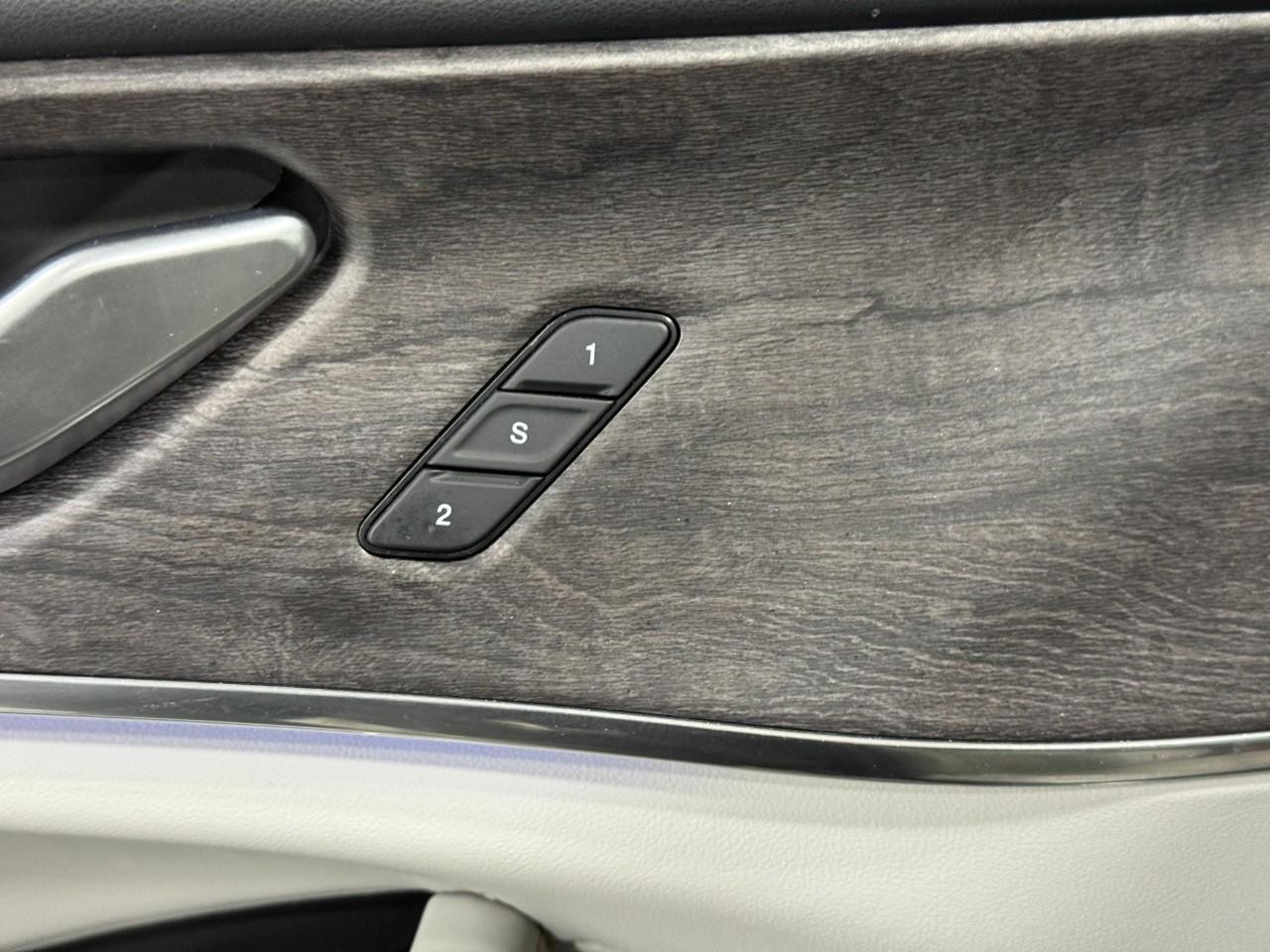 Jeep Grand Cherokee L Vehicle Full-screen Gallery Image 22