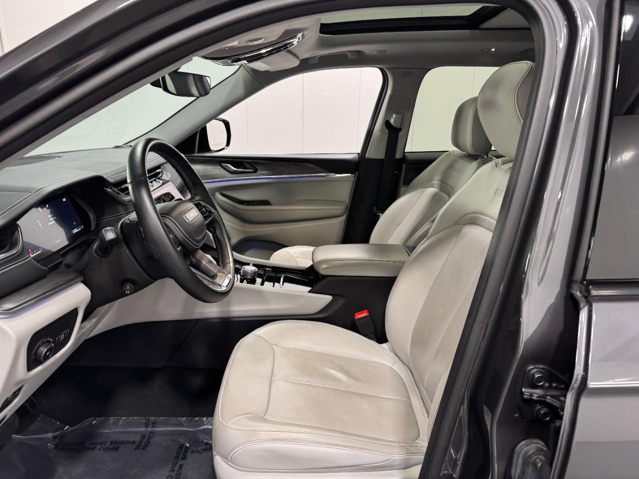 Jeep Grand Cherokee L Vehicle Full-screen Gallery Image 25