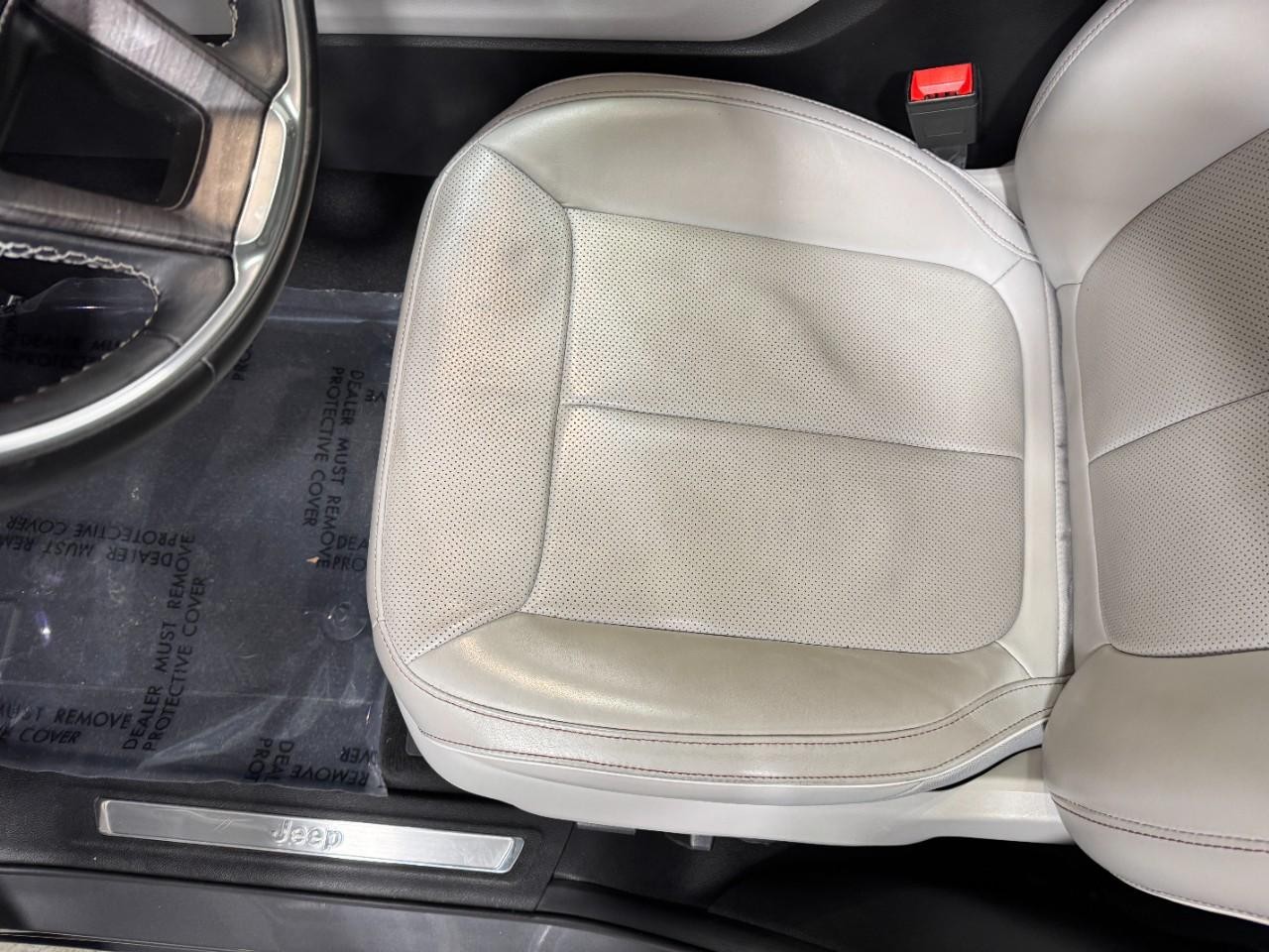 Jeep Grand Cherokee L Vehicle Full-screen Gallery Image 26