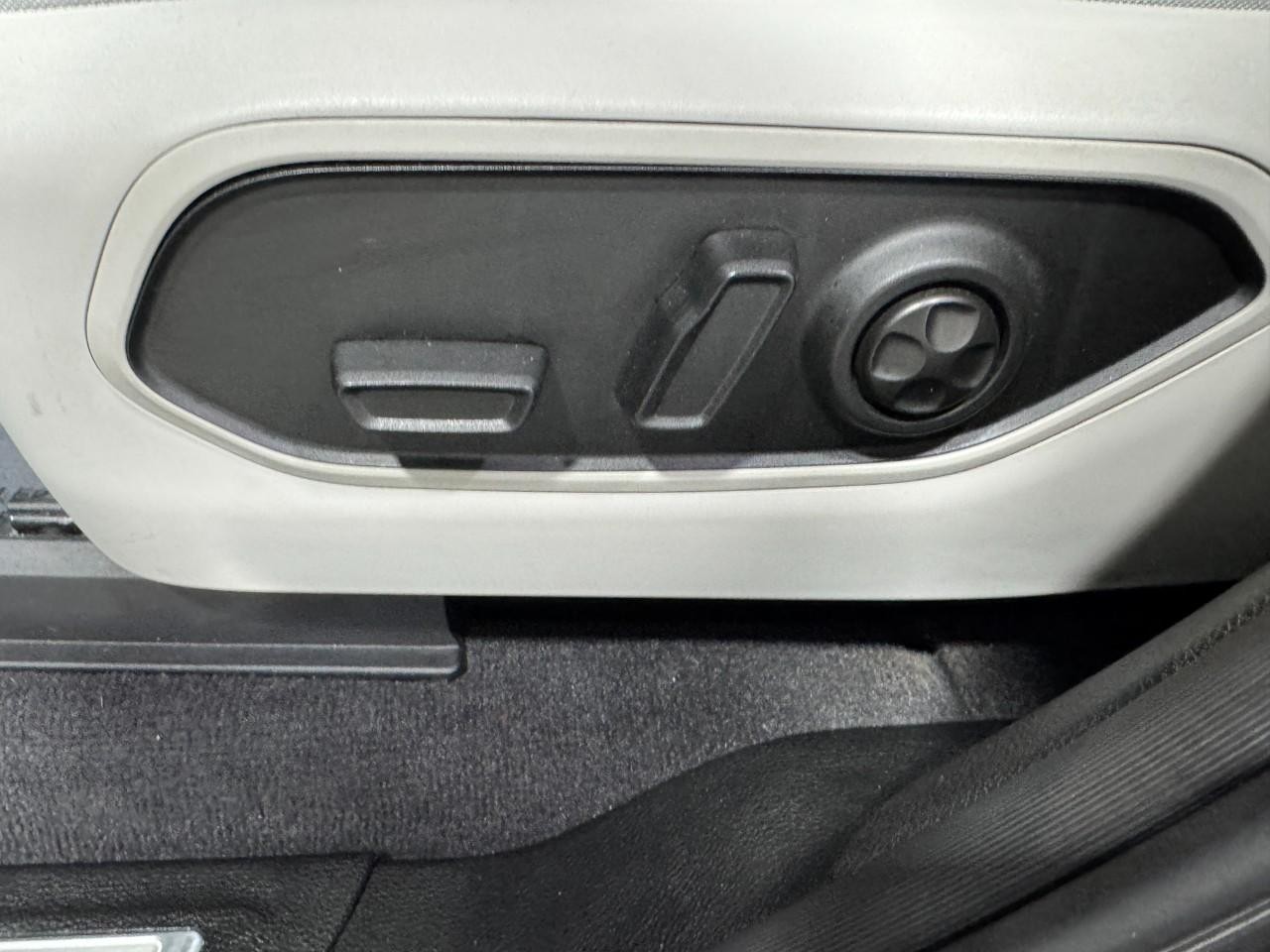 Jeep Grand Cherokee L Vehicle Full-screen Gallery Image 27