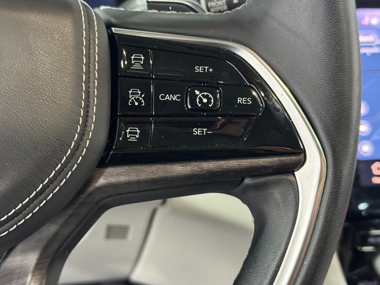 Jeep Grand Cherokee L Vehicle Full-screen Gallery Image 30