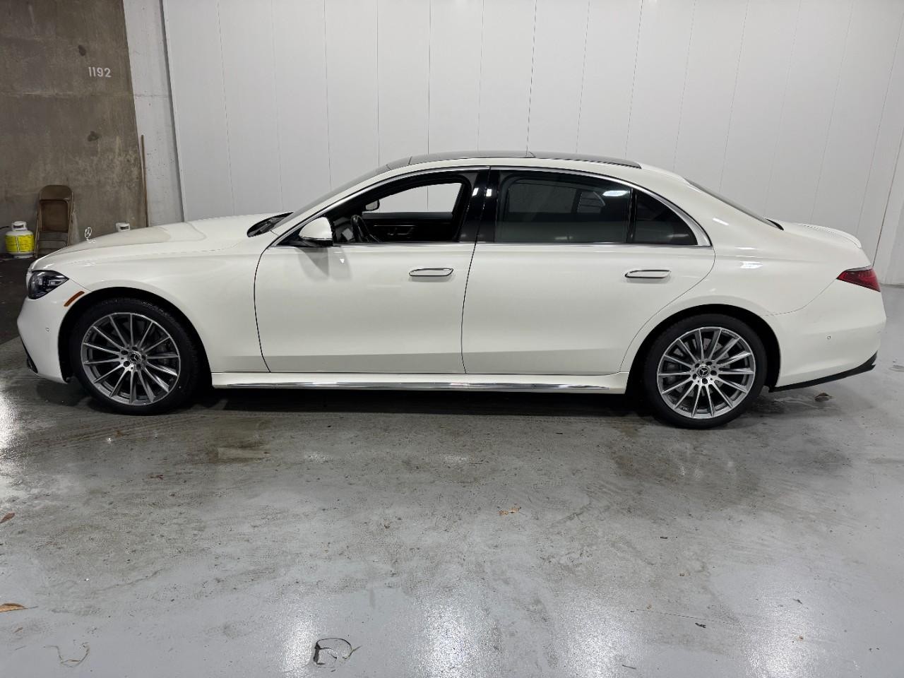 Mercedes-Benz S-Class Vehicle Full-screen Gallery Image 2