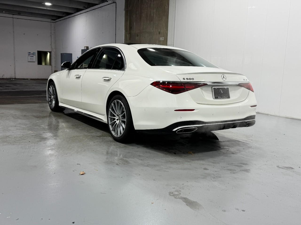 Mercedes-Benz S-Class Vehicle Full-screen Gallery Image 3