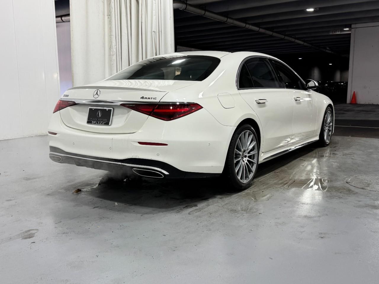 Mercedes-Benz S-Class Vehicle Full-screen Gallery Image 4