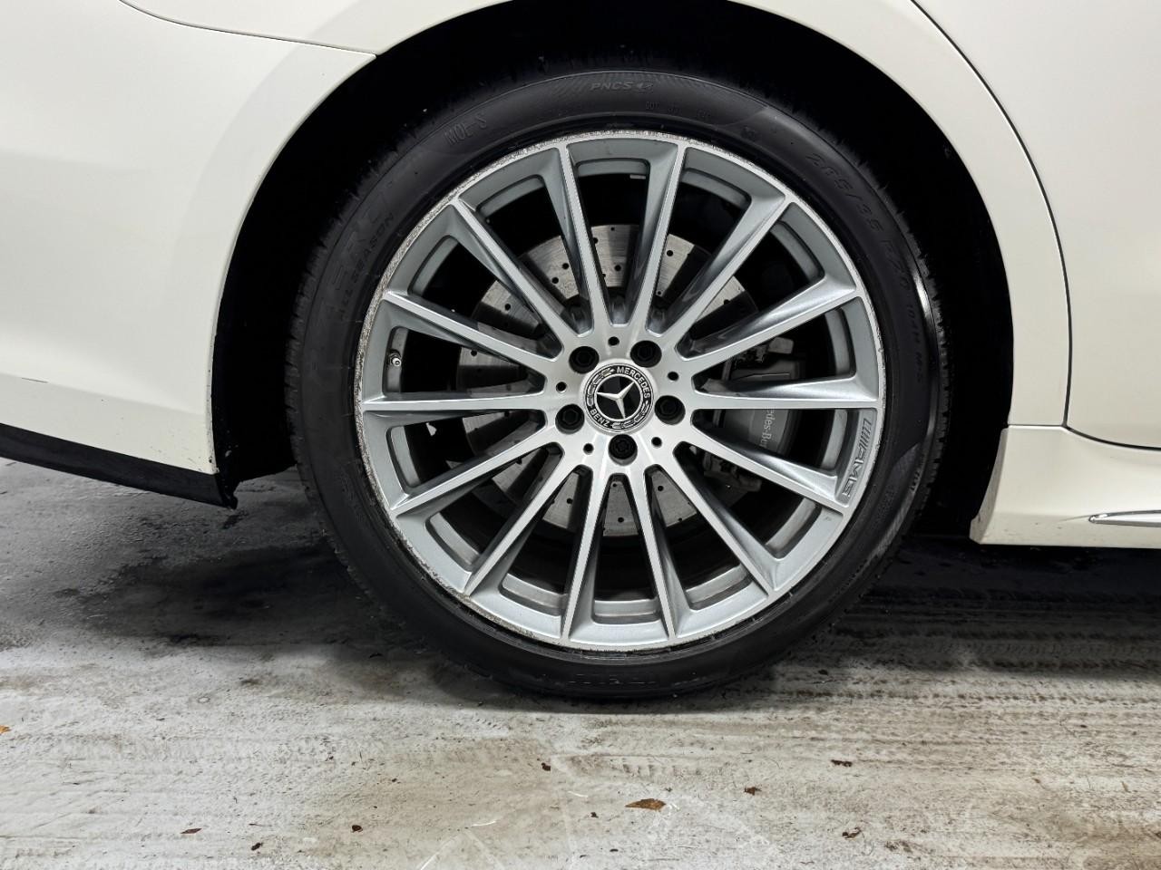 Mercedes-Benz S-Class Vehicle Full-screen Gallery Image 5