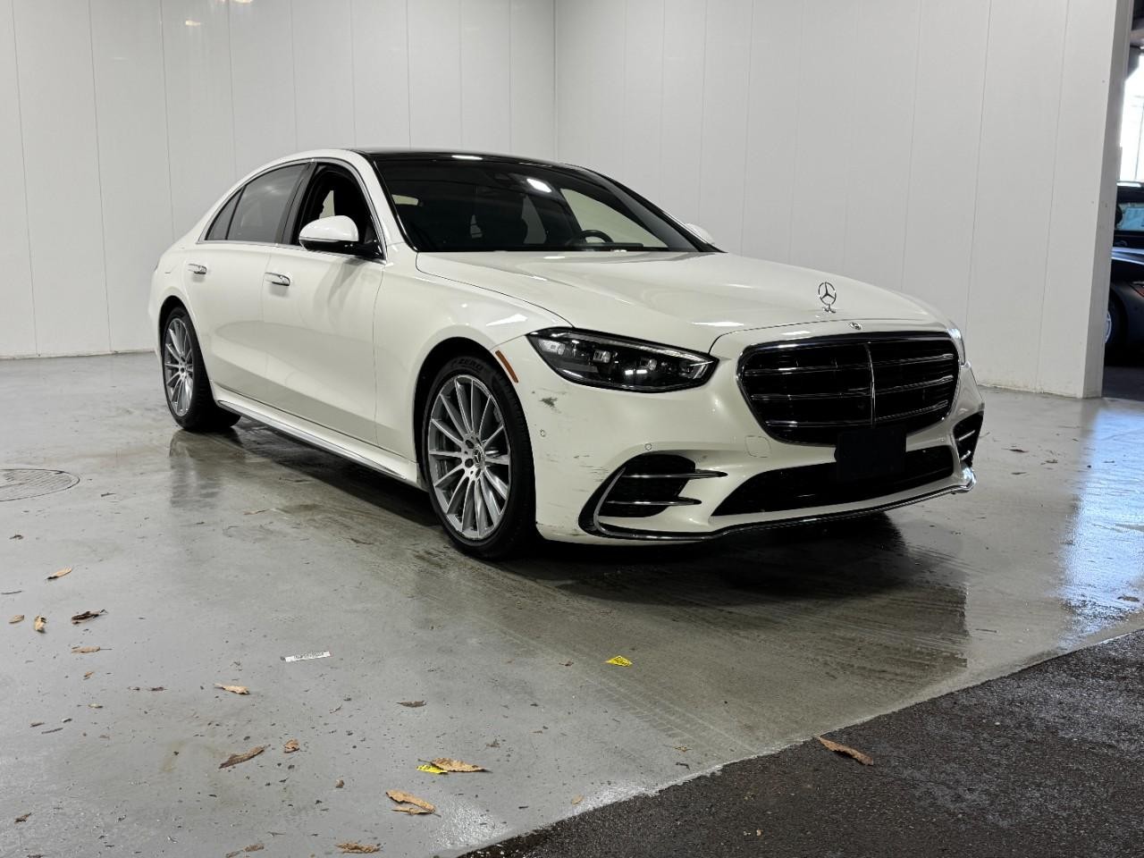 Mercedes-Benz S-Class Vehicle Full-screen Gallery Image 6