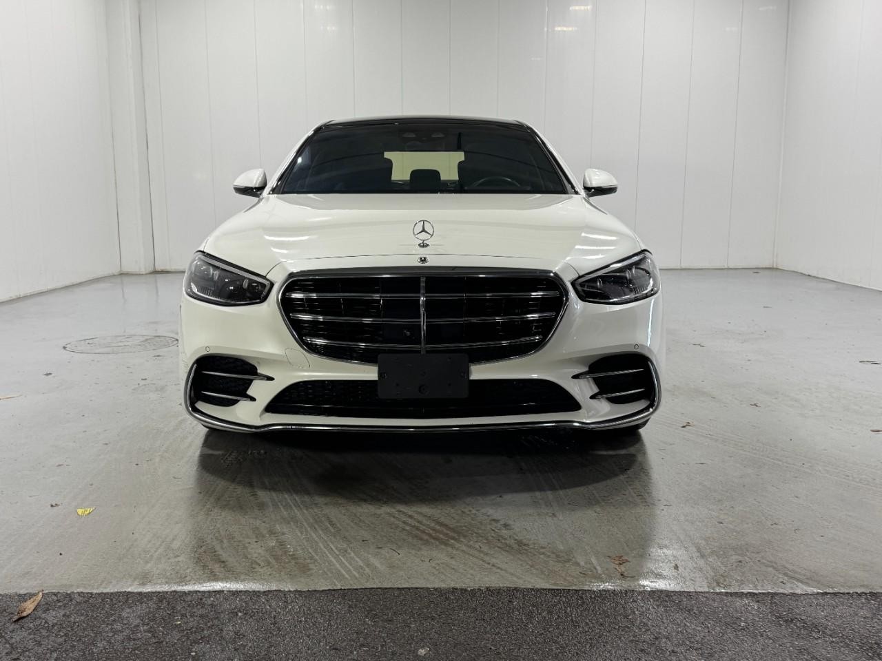 Mercedes-Benz S-Class Vehicle Full-screen Gallery Image 7