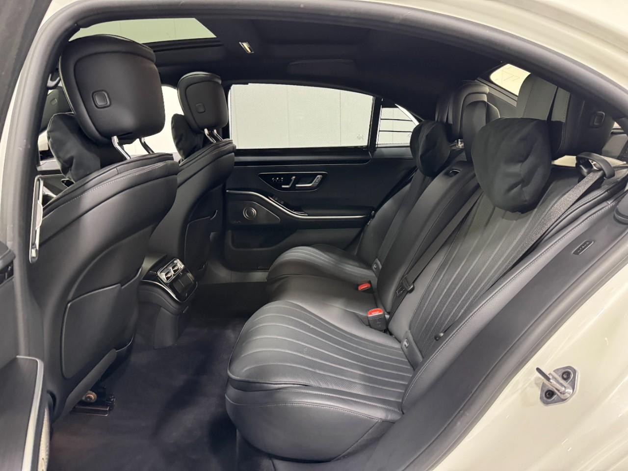 Mercedes-Benz S-Class Vehicle Full-screen Gallery Image 8