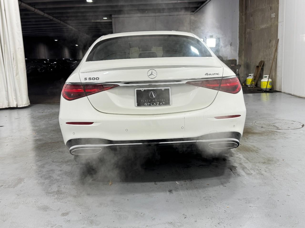 Mercedes-Benz S-Class Vehicle Full-screen Gallery Image 9