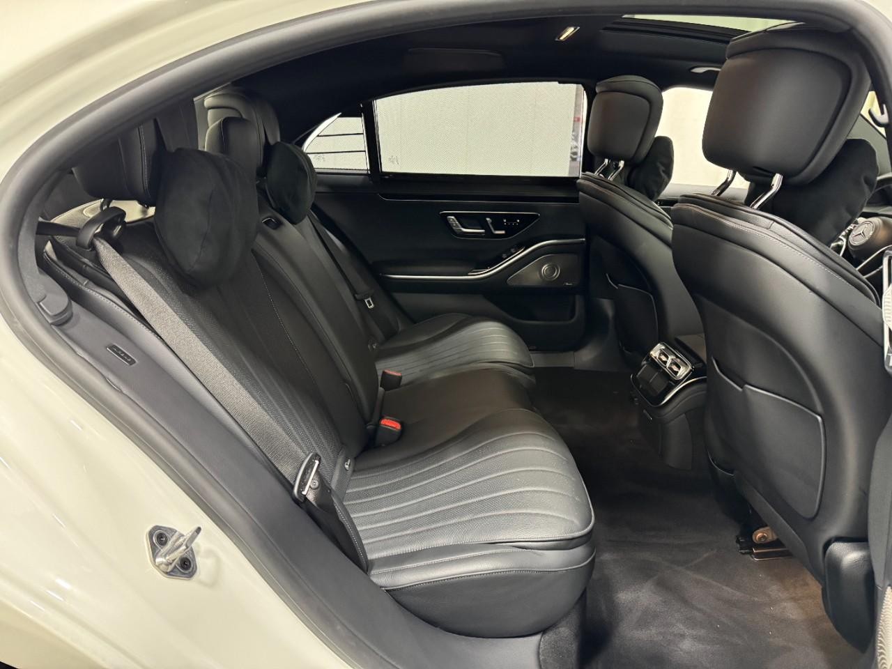 Mercedes-Benz S-Class Vehicle Full-screen Gallery Image 10