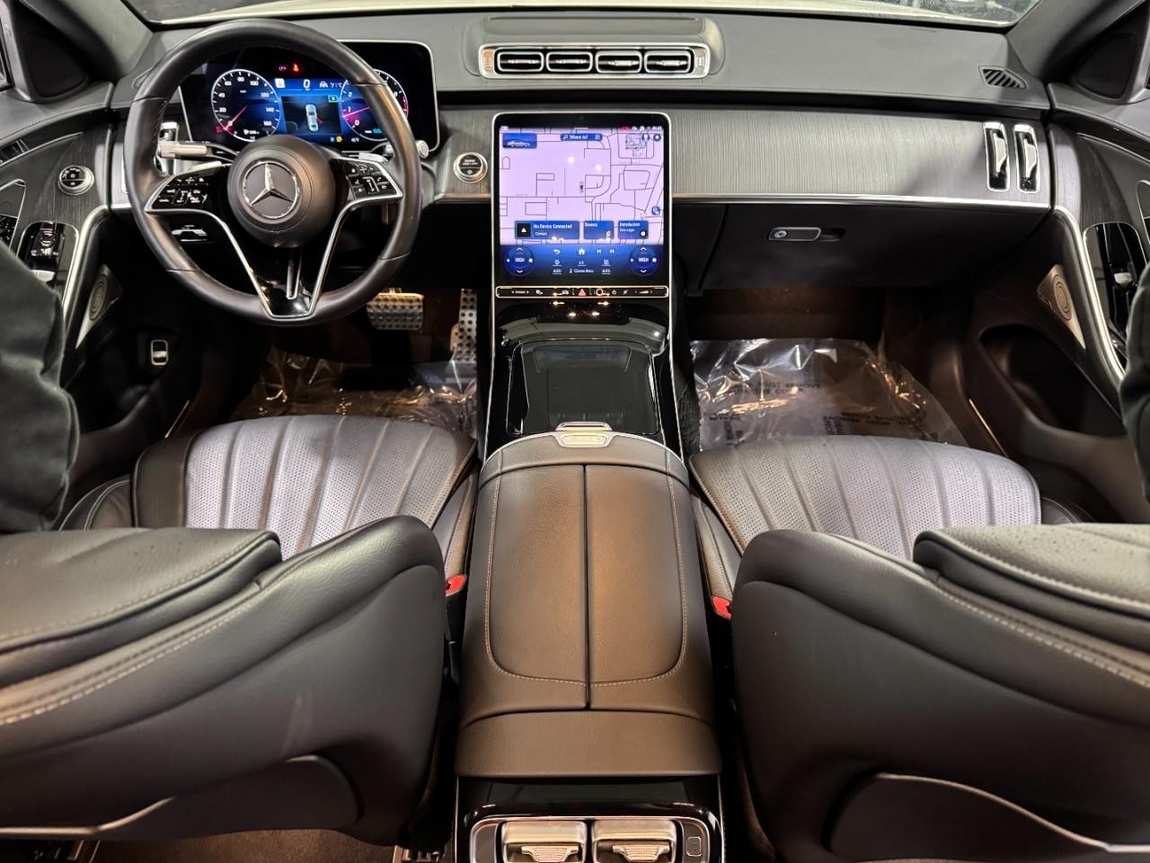 Mercedes-Benz S-Class Vehicle Full-screen Gallery Image 12