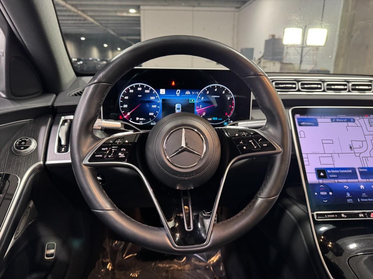 Mercedes-Benz S-Class Vehicle Full-screen Gallery Image 13