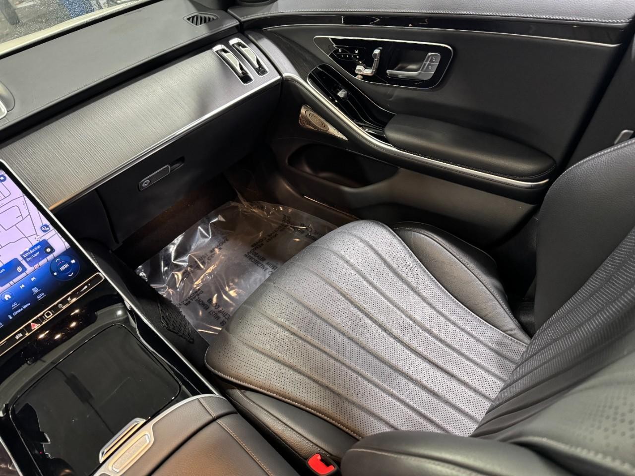 Mercedes-Benz S-Class Vehicle Full-screen Gallery Image 15