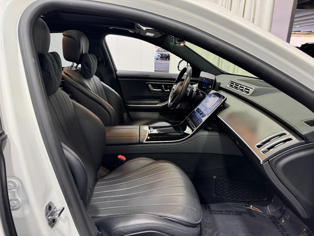 Mercedes-Benz S-Class Vehicle Full-screen Gallery Image 16