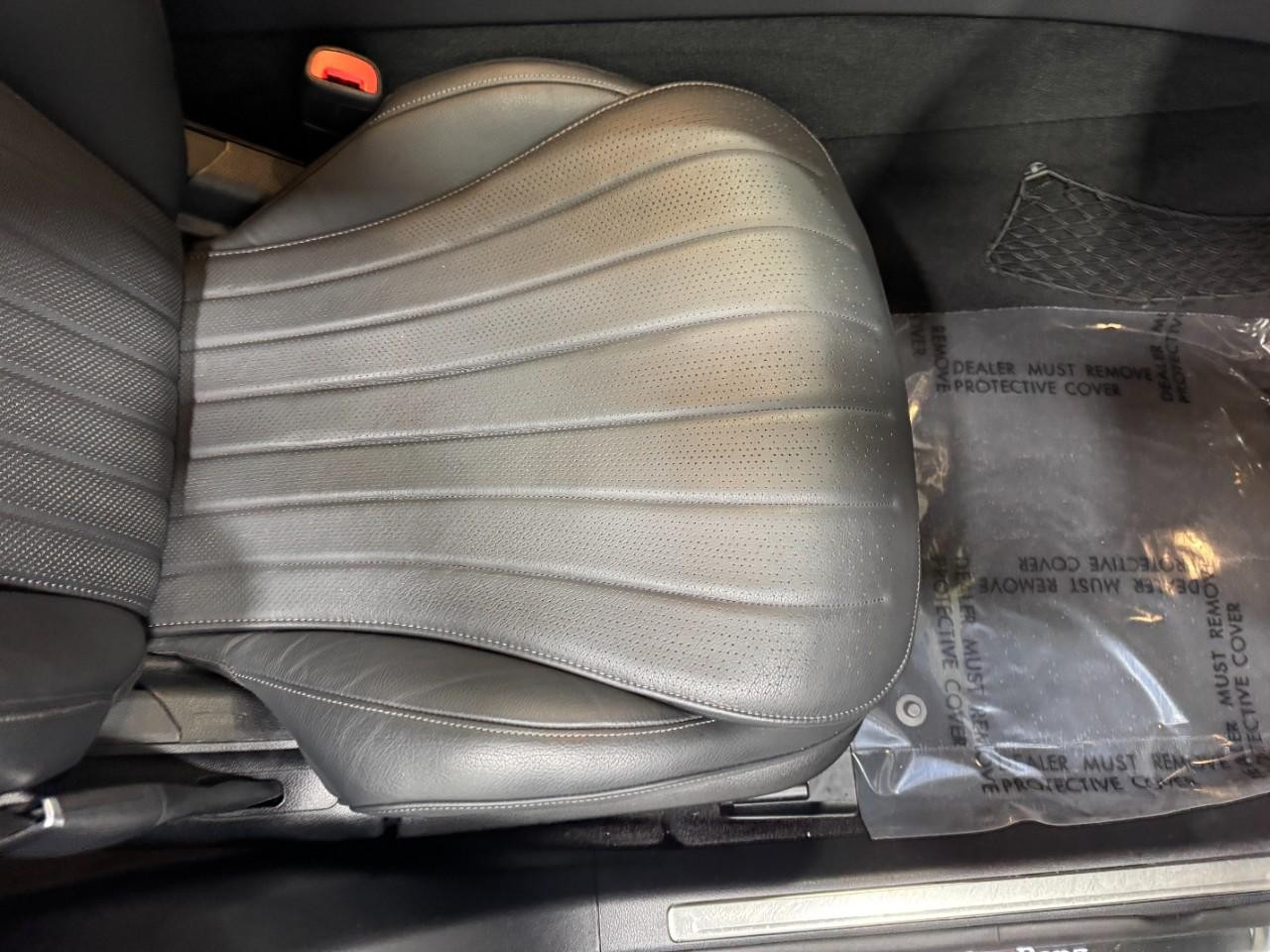 Mercedes-Benz S-Class Vehicle Full-screen Gallery Image 17