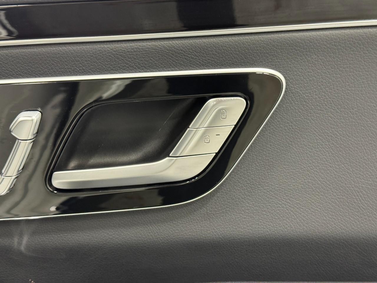 Mercedes-Benz S-Class Vehicle Full-screen Gallery Image 19