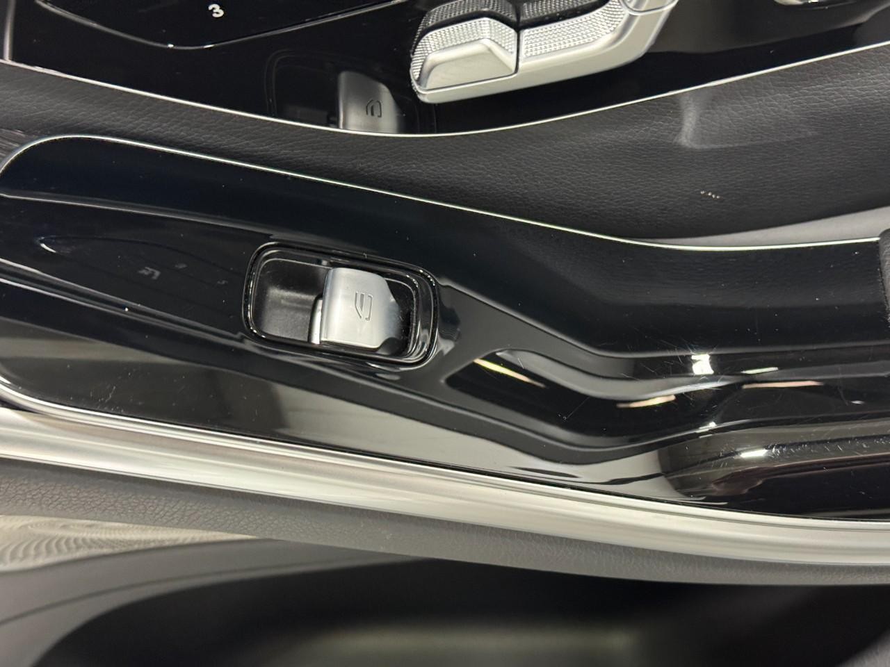 Mercedes-Benz S-Class Vehicle Full-screen Gallery Image 20