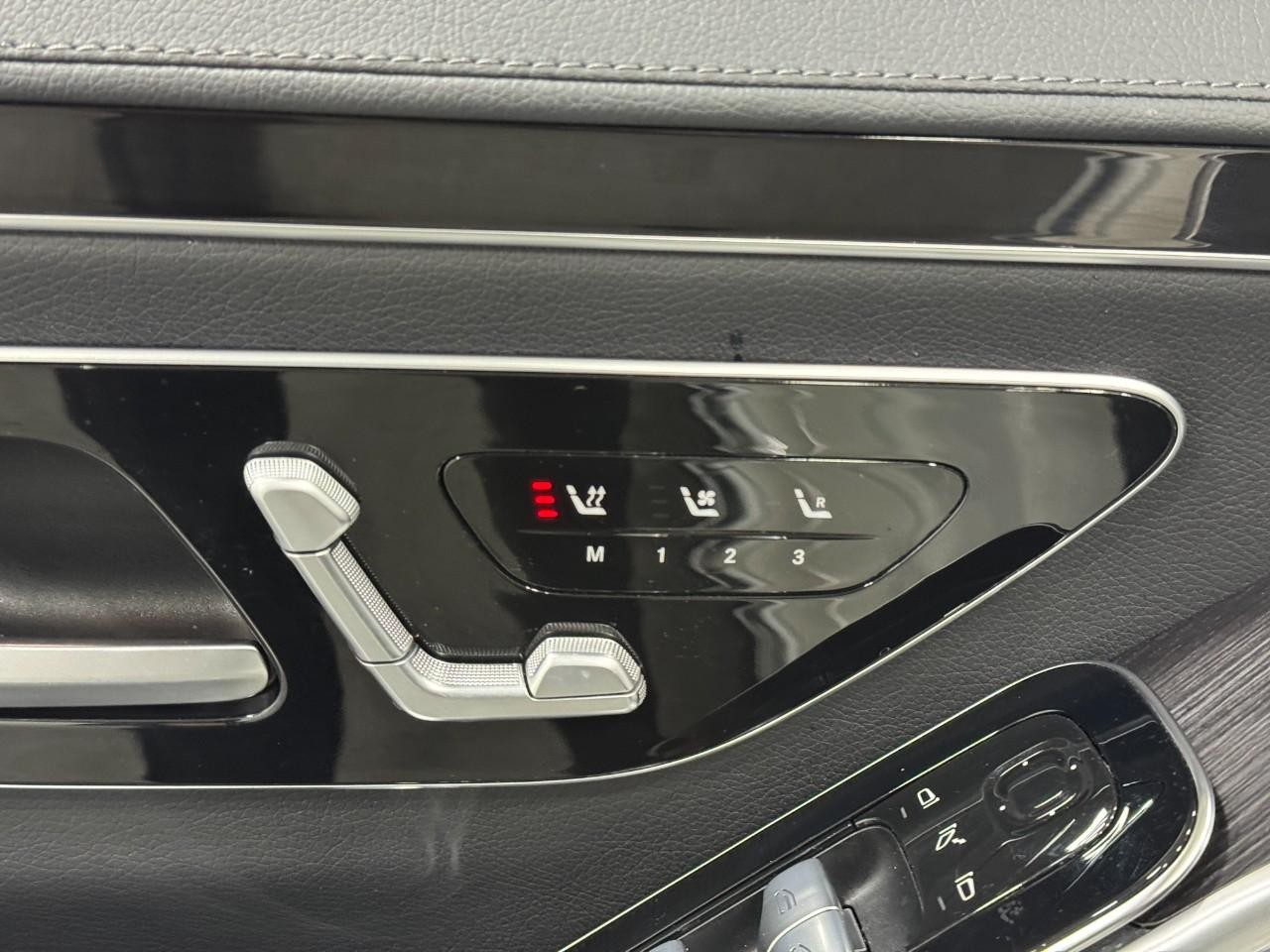 Mercedes-Benz S-Class Vehicle Full-screen Gallery Image 21