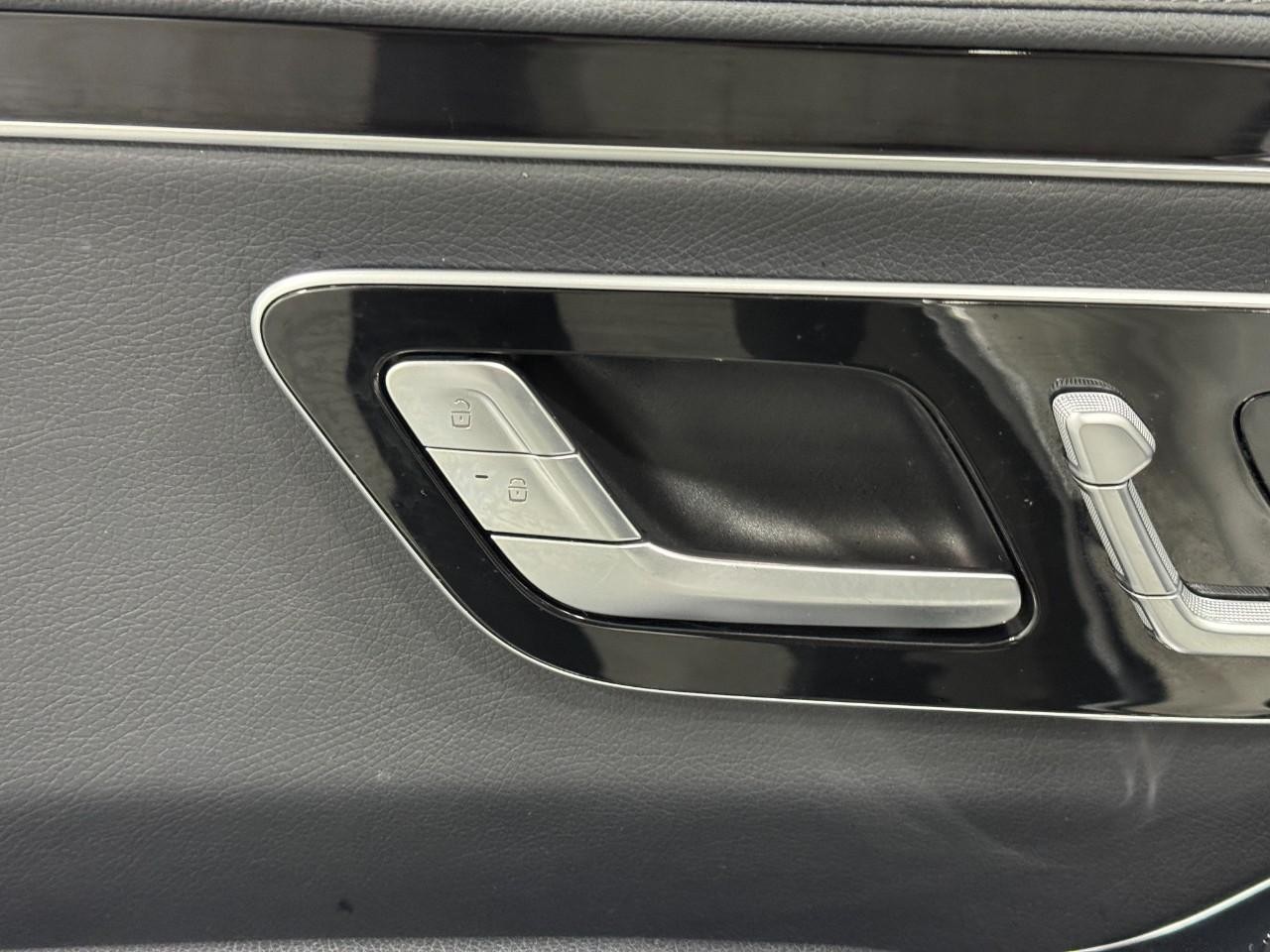 Mercedes-Benz S-Class Vehicle Full-screen Gallery Image 22