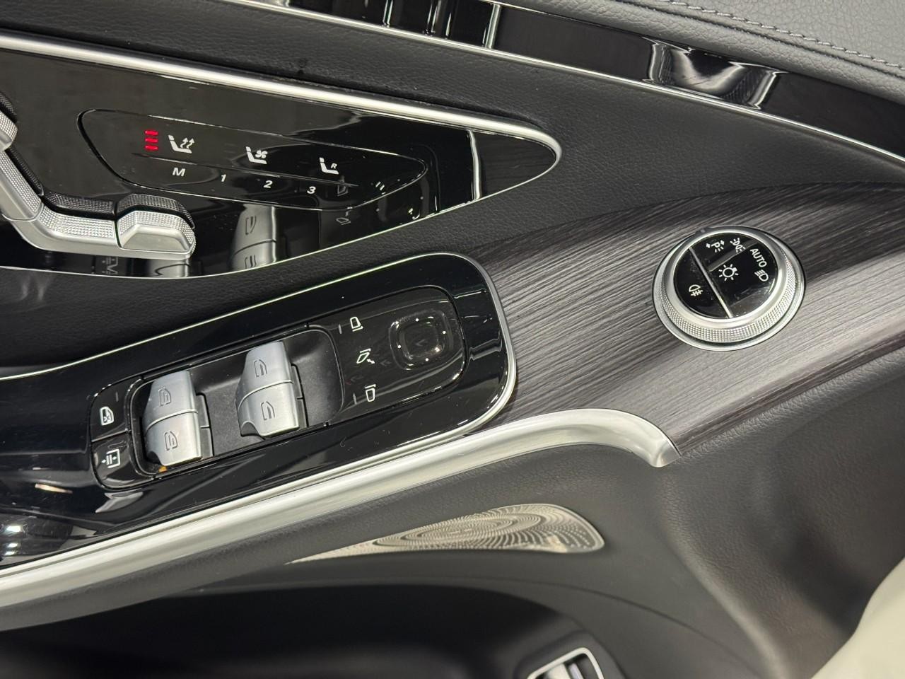 Mercedes-Benz S-Class Vehicle Full-screen Gallery Image 23