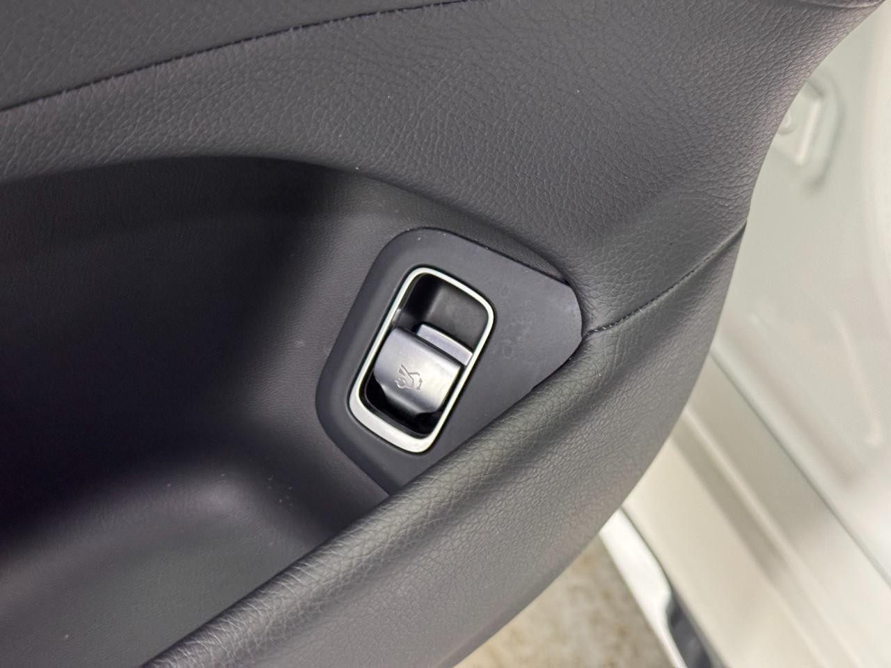 Mercedes-Benz S-Class Vehicle Full-screen Gallery Image 24