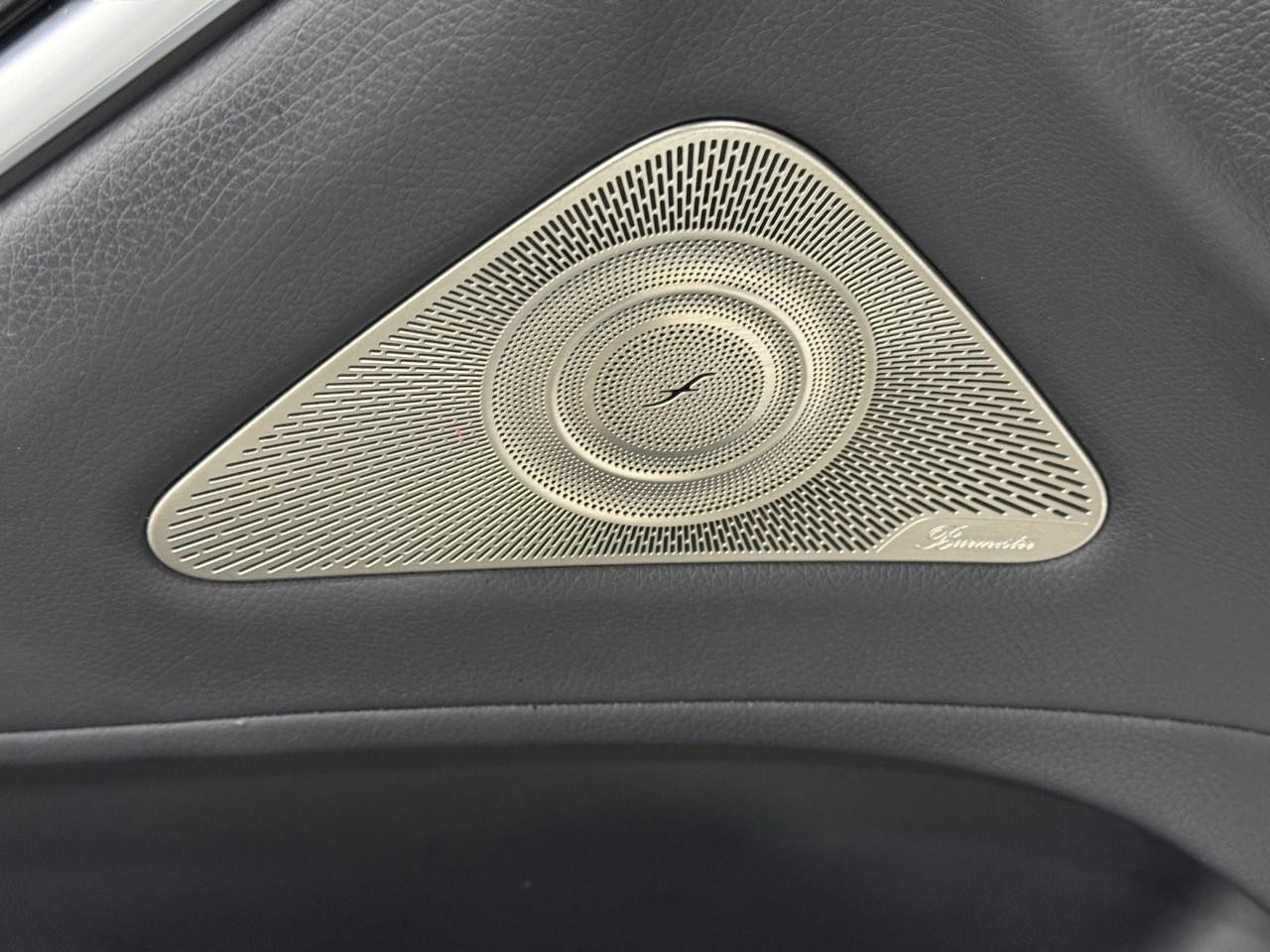 Mercedes-Benz S-Class Vehicle Full-screen Gallery Image 25