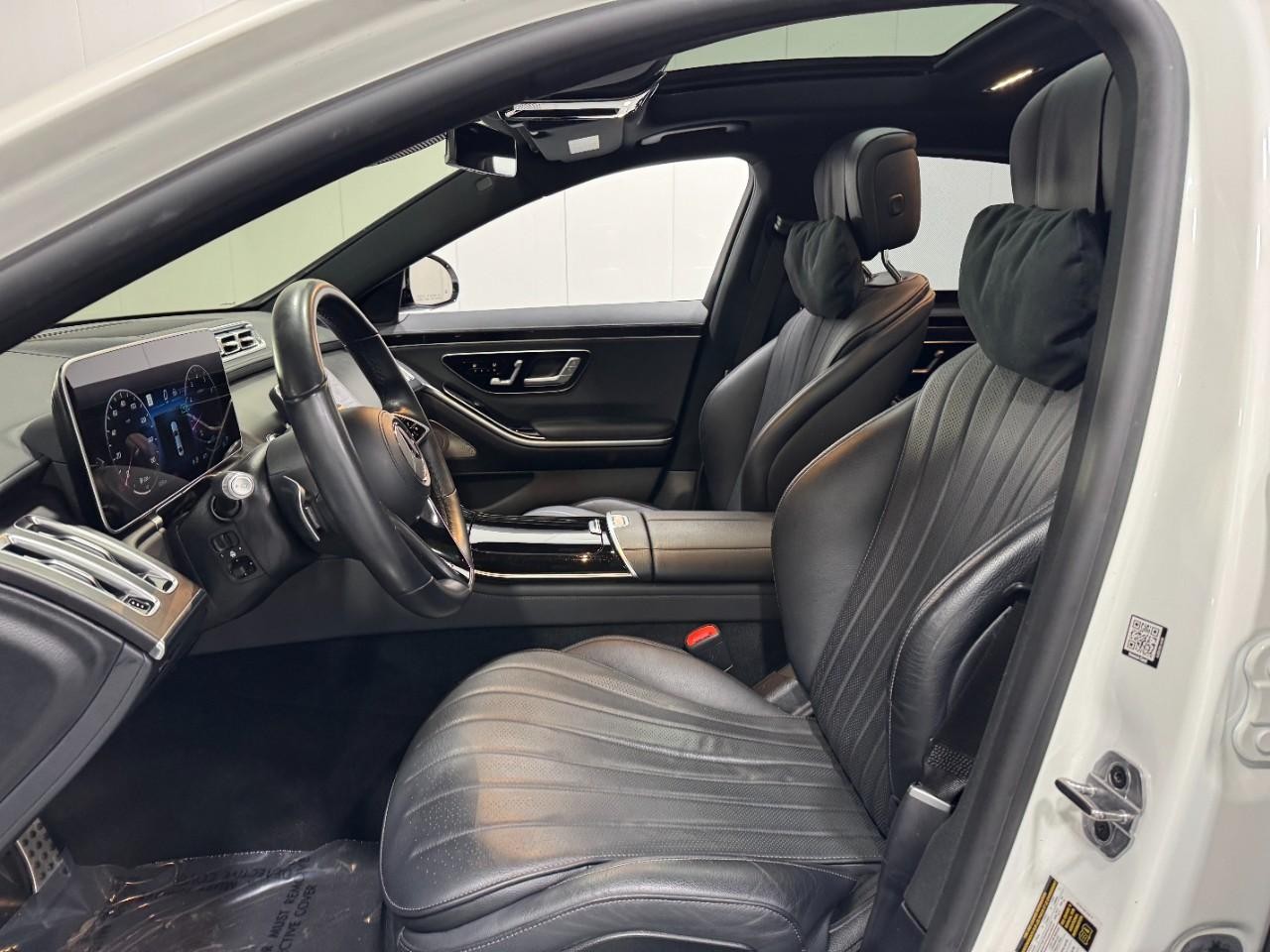 Mercedes-Benz S-Class Vehicle Full-screen Gallery Image 26