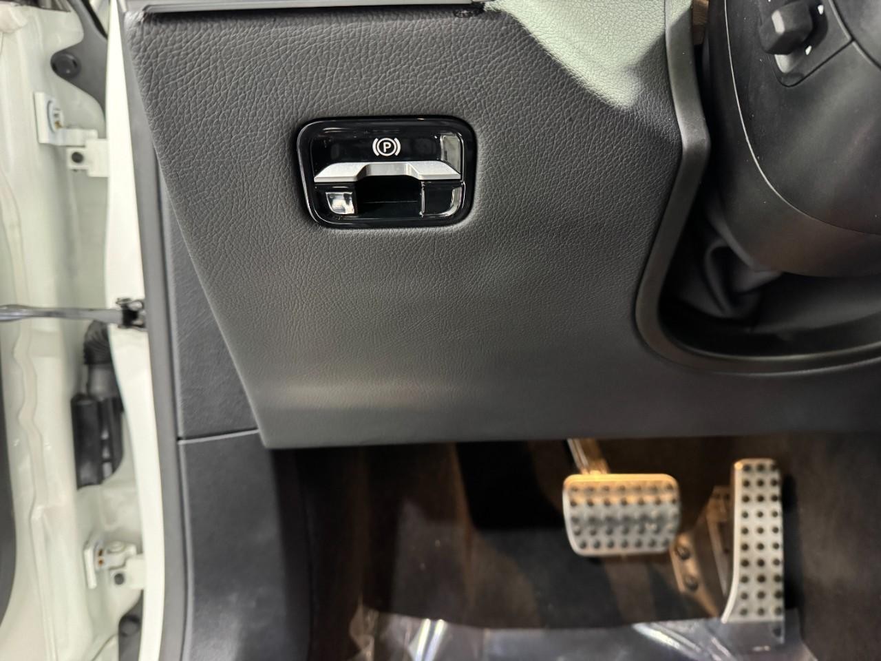 Mercedes-Benz S-Class Vehicle Full-screen Gallery Image 28