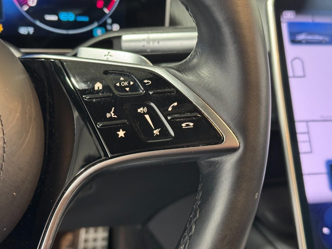 Mercedes-Benz S-Class Vehicle Full-screen Gallery Image 30