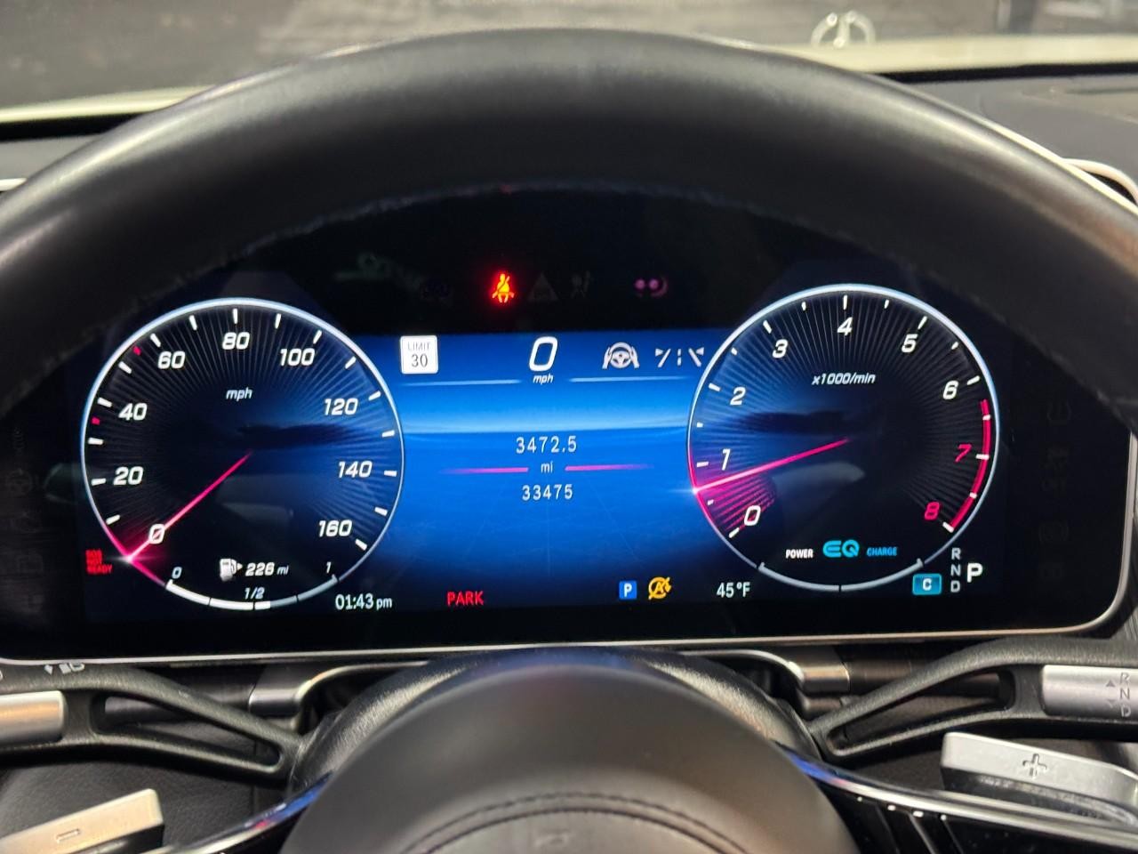 Mercedes-Benz S-Class Vehicle Full-screen Gallery Image 31