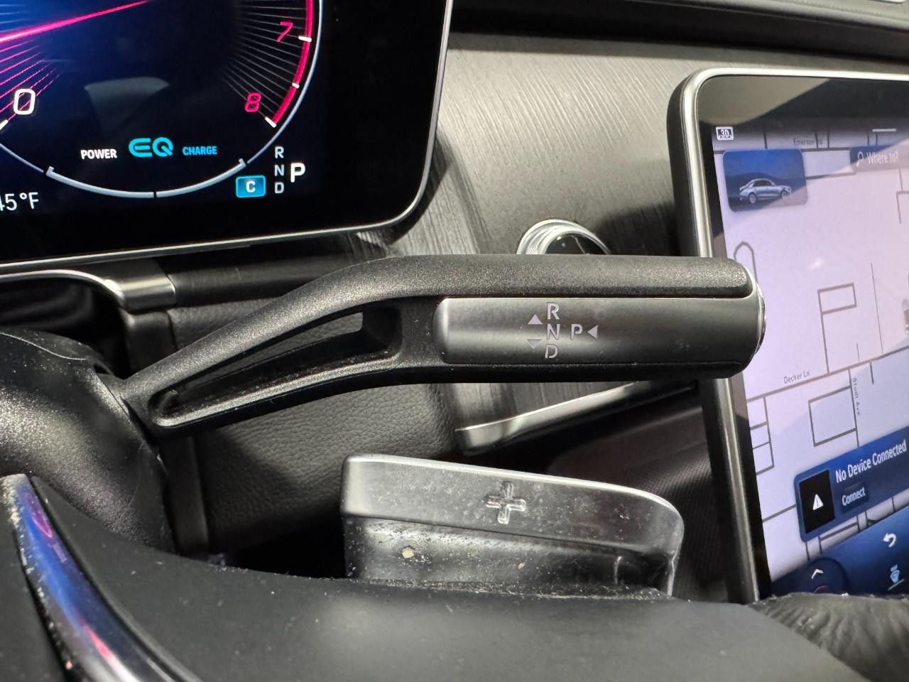 Mercedes-Benz S-Class Vehicle Full-screen Gallery Image 32