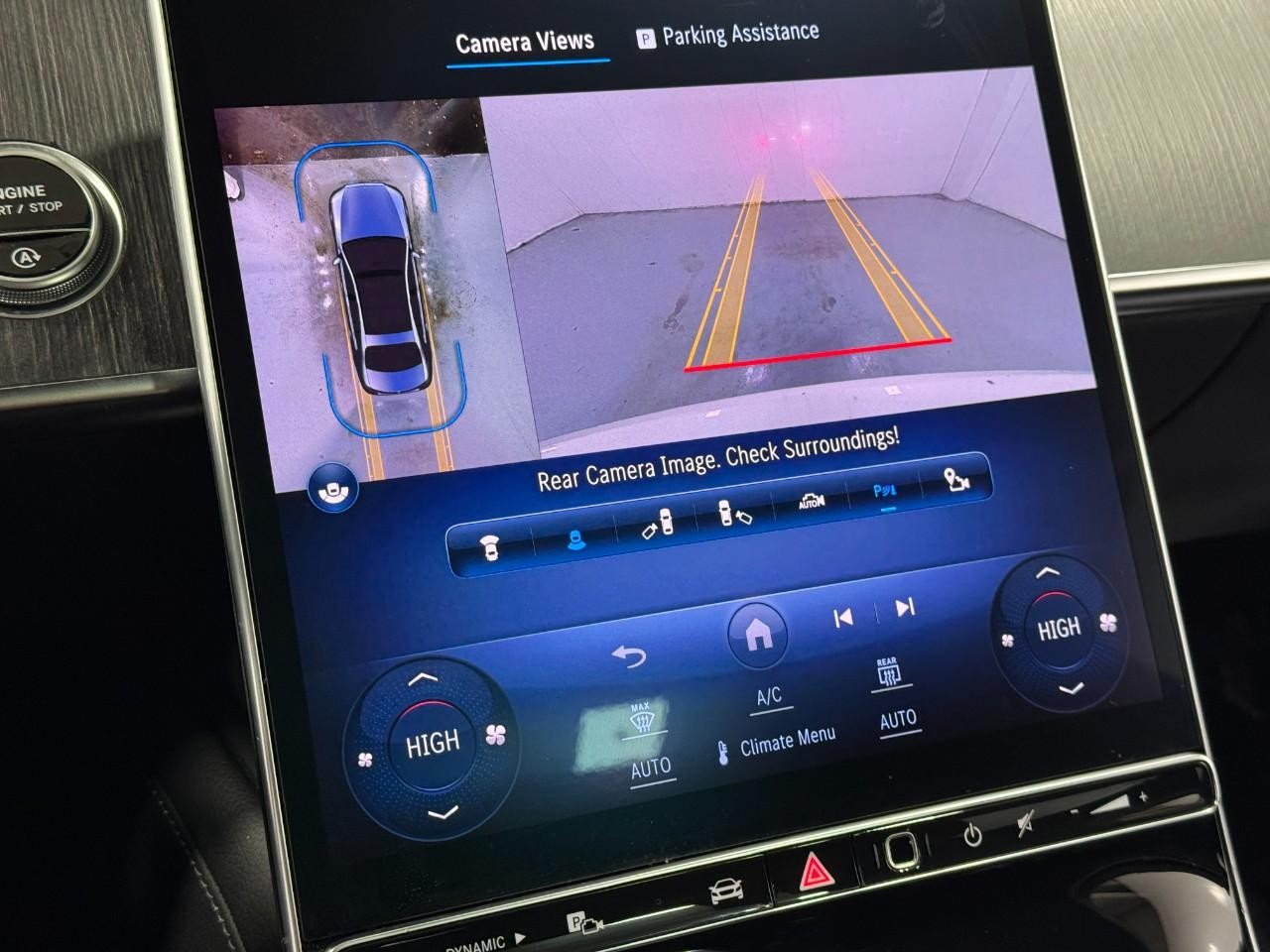 Mercedes-Benz S-Class Vehicle Full-screen Gallery Image 33