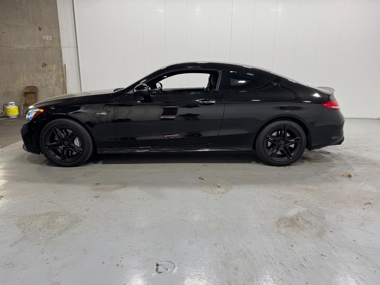 Mercedes-Benz C-Class Vehicle Full-screen Gallery Image 2